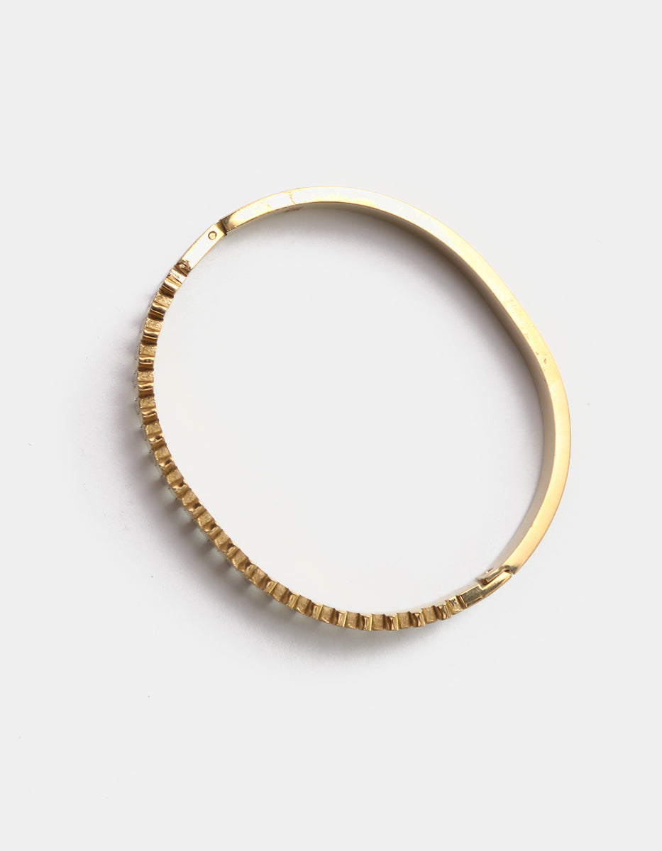 Brazalete rígido de bronce en baño de oro 22 kt con diseño geométrico texturizado