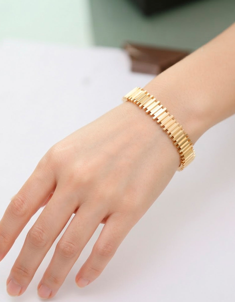 Brazalete rígido de bronce en baño de oro 22 kt con diseño geométrico texturizado