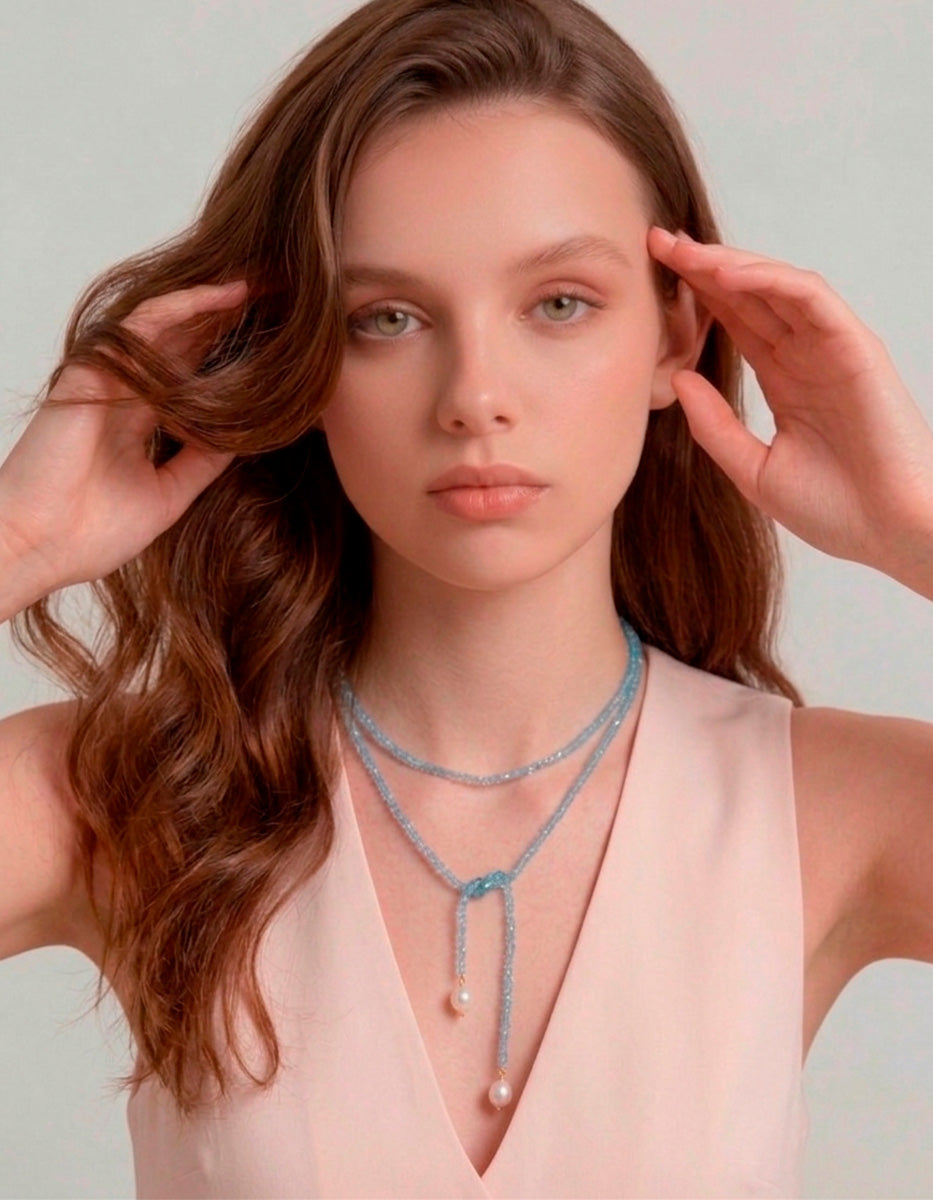 Collar tipo lazo ajustable de cristales azul cielo facetados con detalles de perlas barrocas