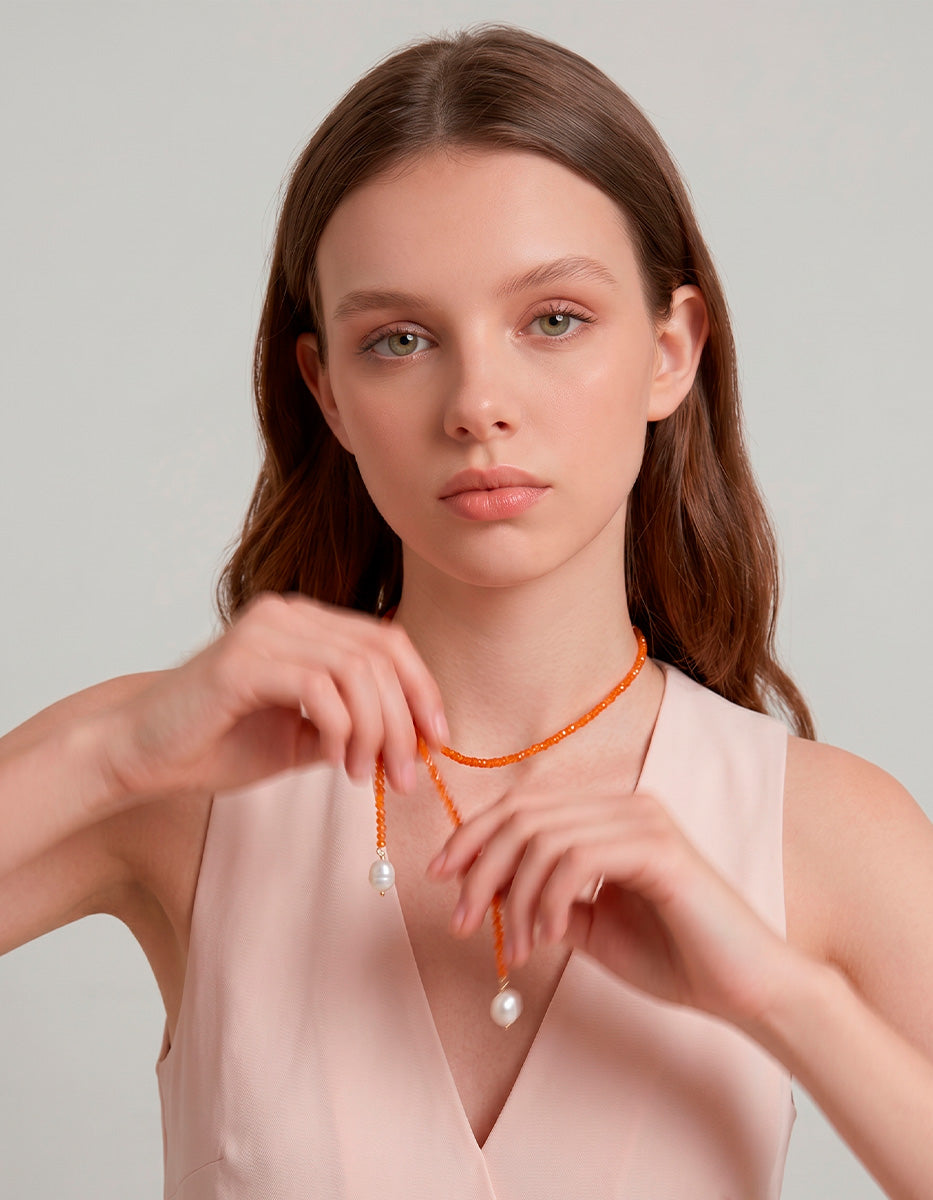 Collar de bronce con baño de oro 22 kt con cristal austriaco naranja y perlas