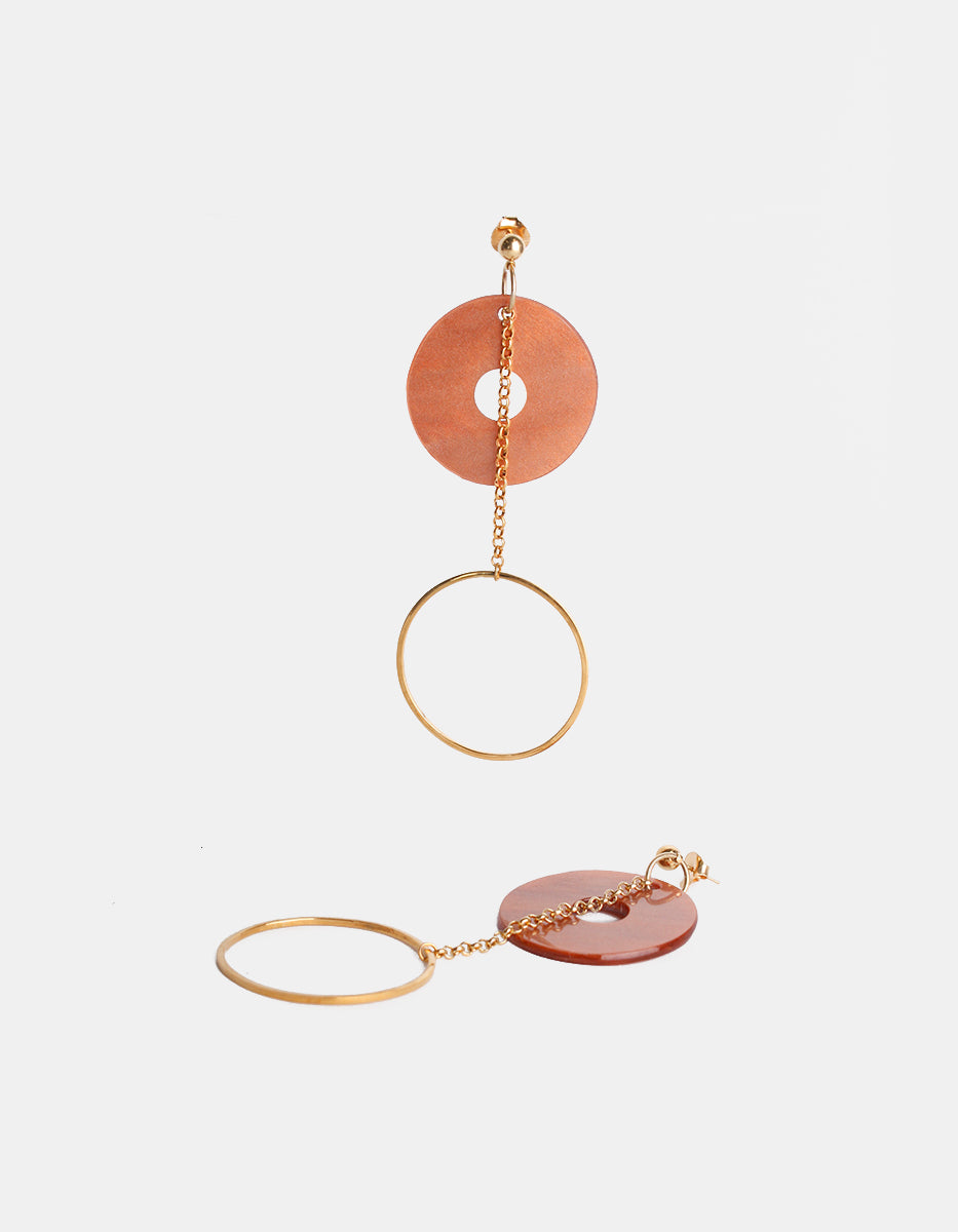 Aretes de metal base con baño vermeil de 22k y aro acrílico color durazno