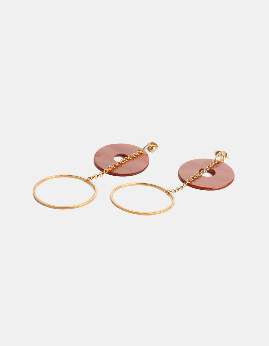 Aretes de metal base con baño vermeil de 22k y aro acrílico color durazno