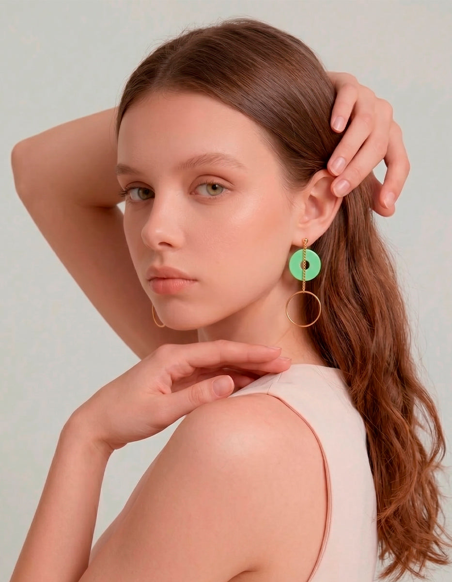 Aretes de metal base con baño vermeil de 22k y aro acrílico verde