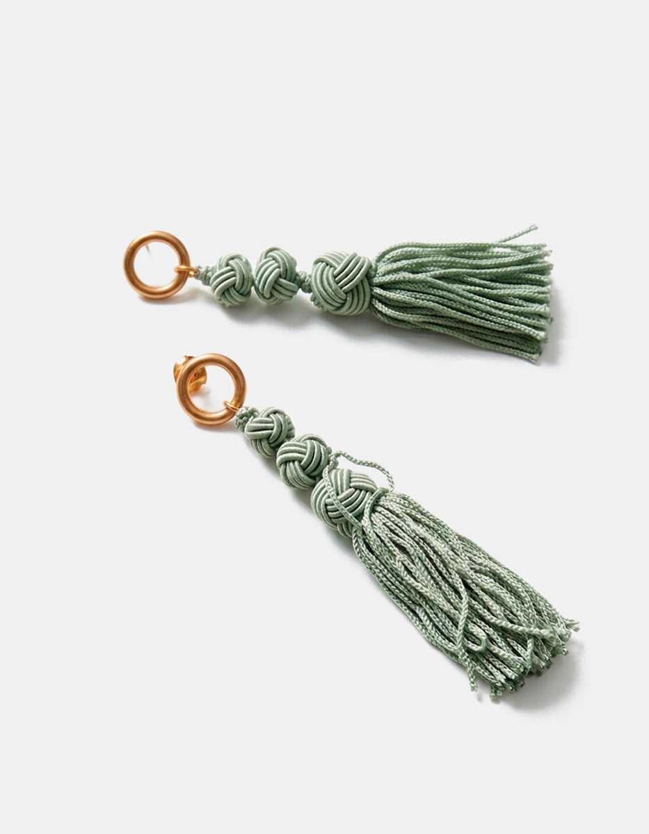 Aretes de bronce con baño de oro 22k pompon verde