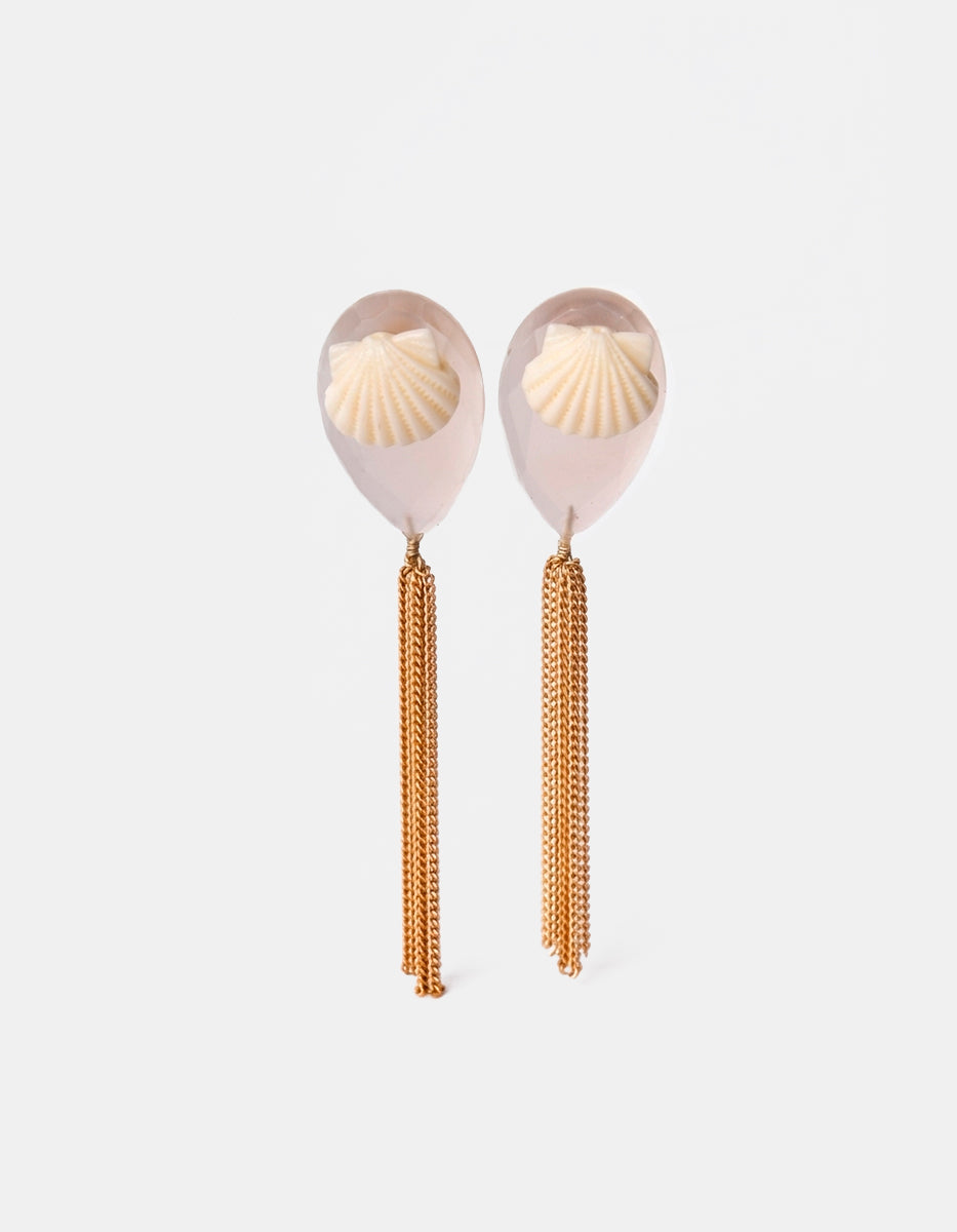 Aretes de bronce con baño vermeil 22k con mini conchas y flecos dorados