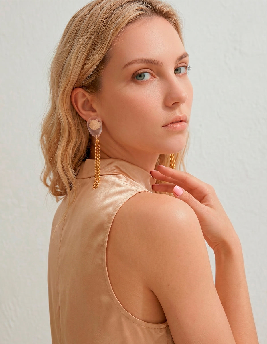 Aretes de bronce con baño vermeil 22k con mini conchas y flecos dorados