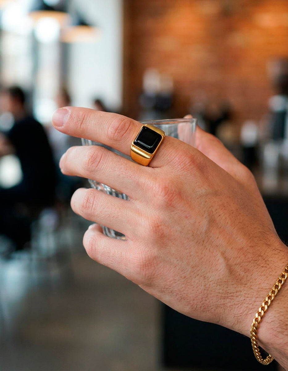 Anillo de acero en baño oro 22 kt con espinela corte princesa Talla 9 Nordic