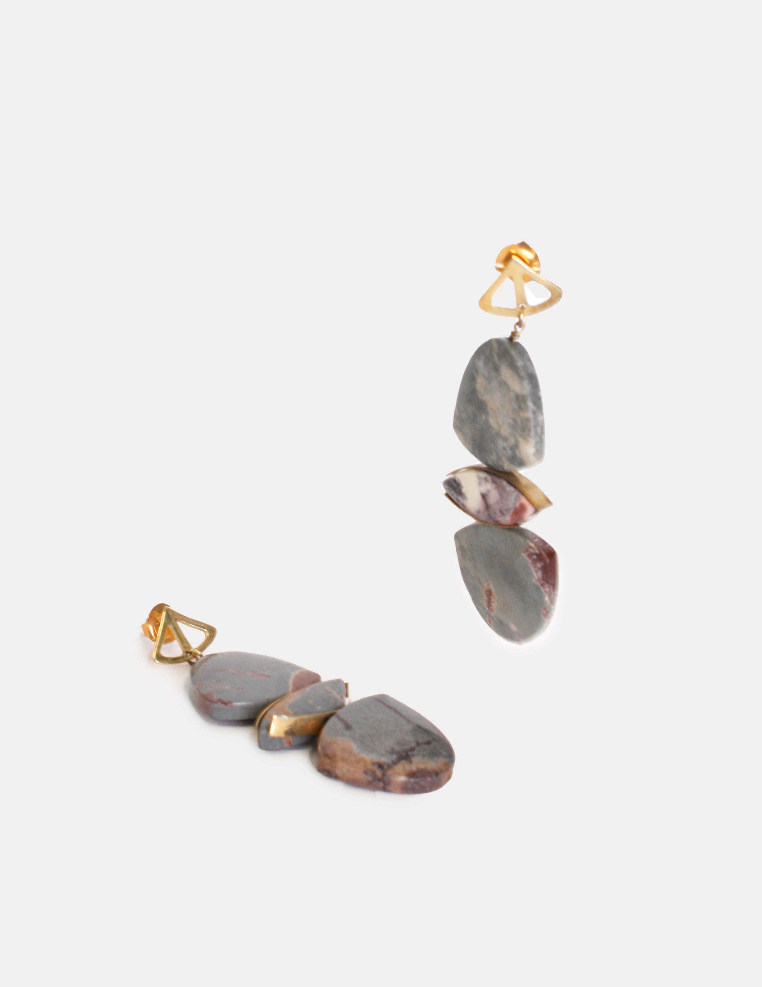 Aretes de bronce baño oro 22k con jaspe gris y jaspe rojo