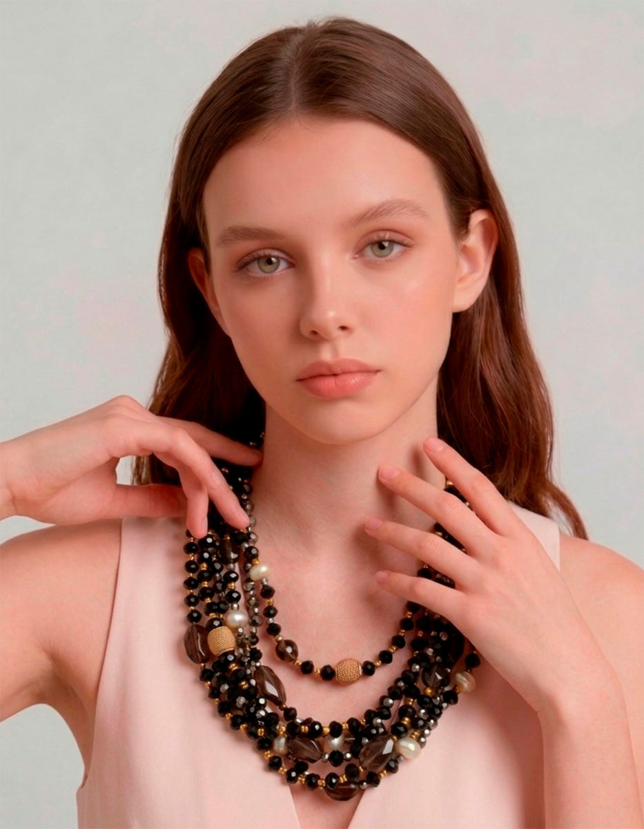 Collar multihilos de bronce con baño de oro 22 kt, cuentas de cristal negro, cuarzo ahumado y detalles de perlas