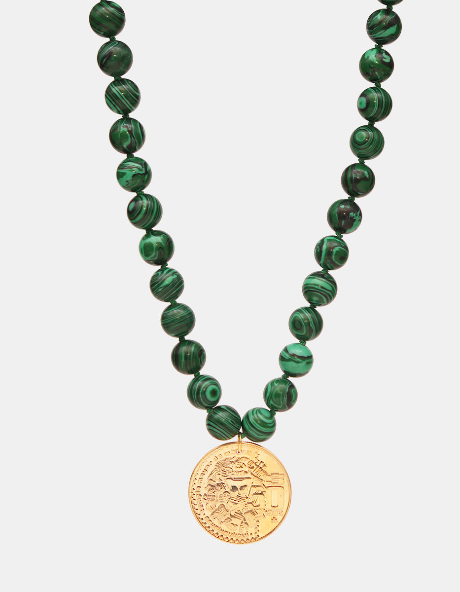 Collar anudado con malaquita y moneda vintage en baño de oro de 22kt Memorias