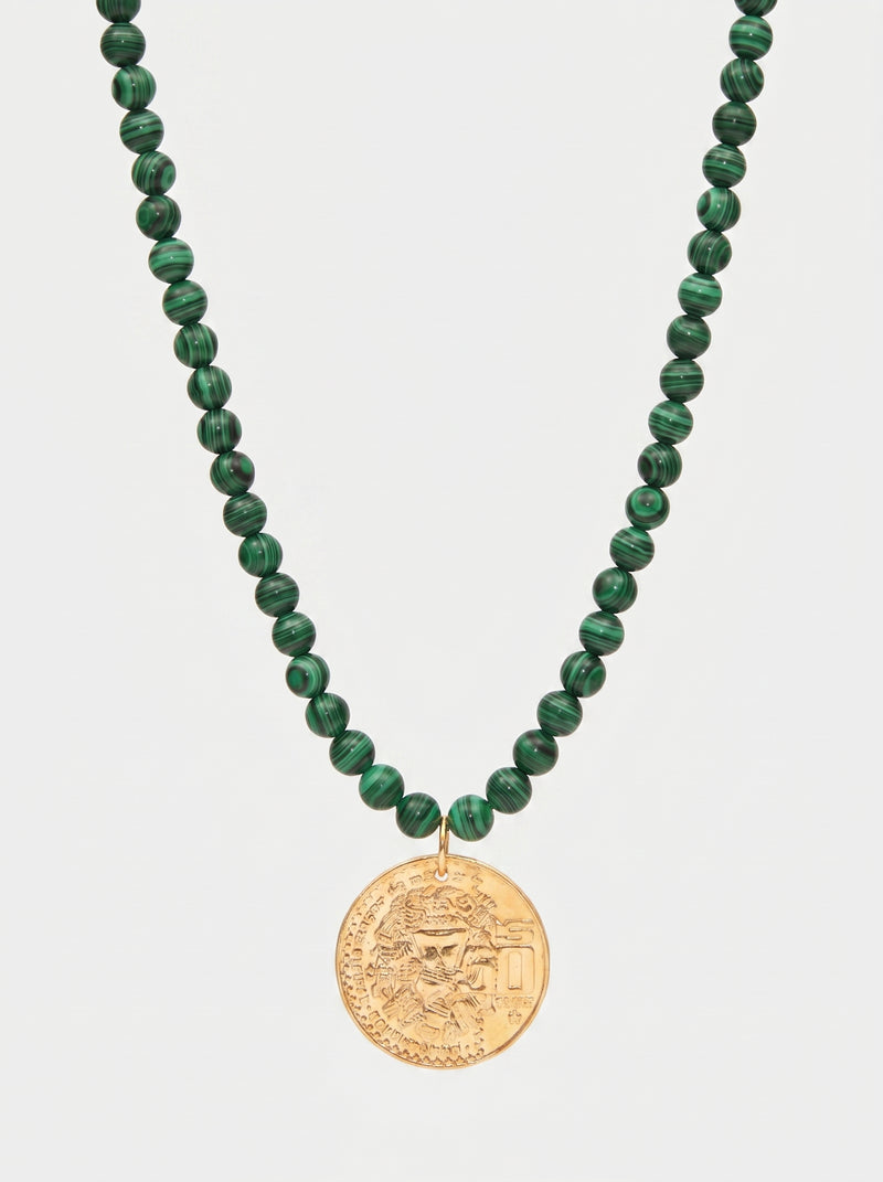 Collar anudado con malaquita de 8mm y moneda vintage en baño de oro de 22kt Memorias