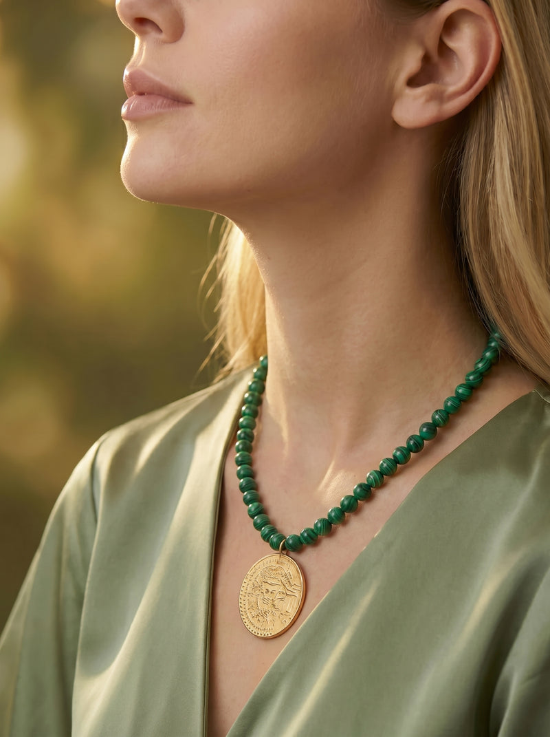 Collar anudado con malaquita de 8mm y moneda vintage en baño de oro de 22kt Memorias
