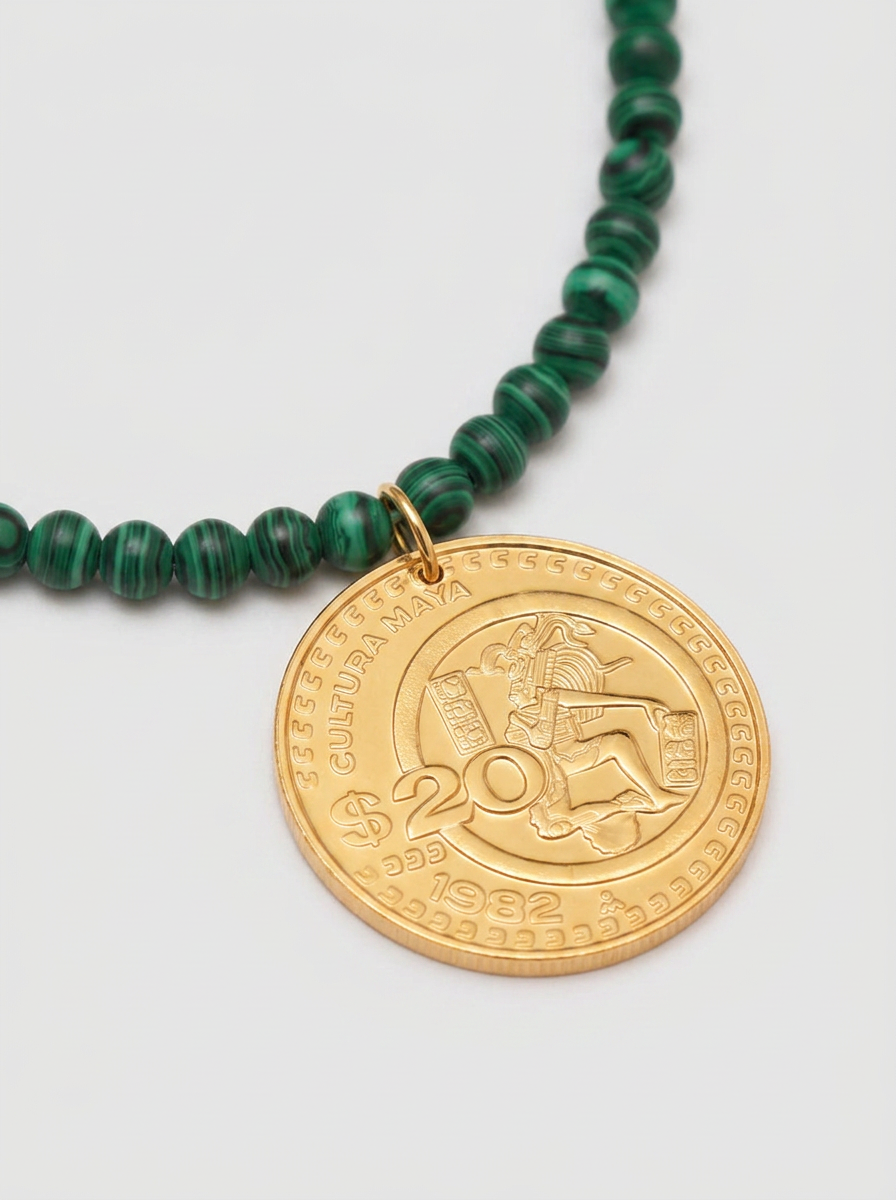 Collar anudado con malaquita de 8mm y moneda vintage en baño de oro de 22kt Memorias