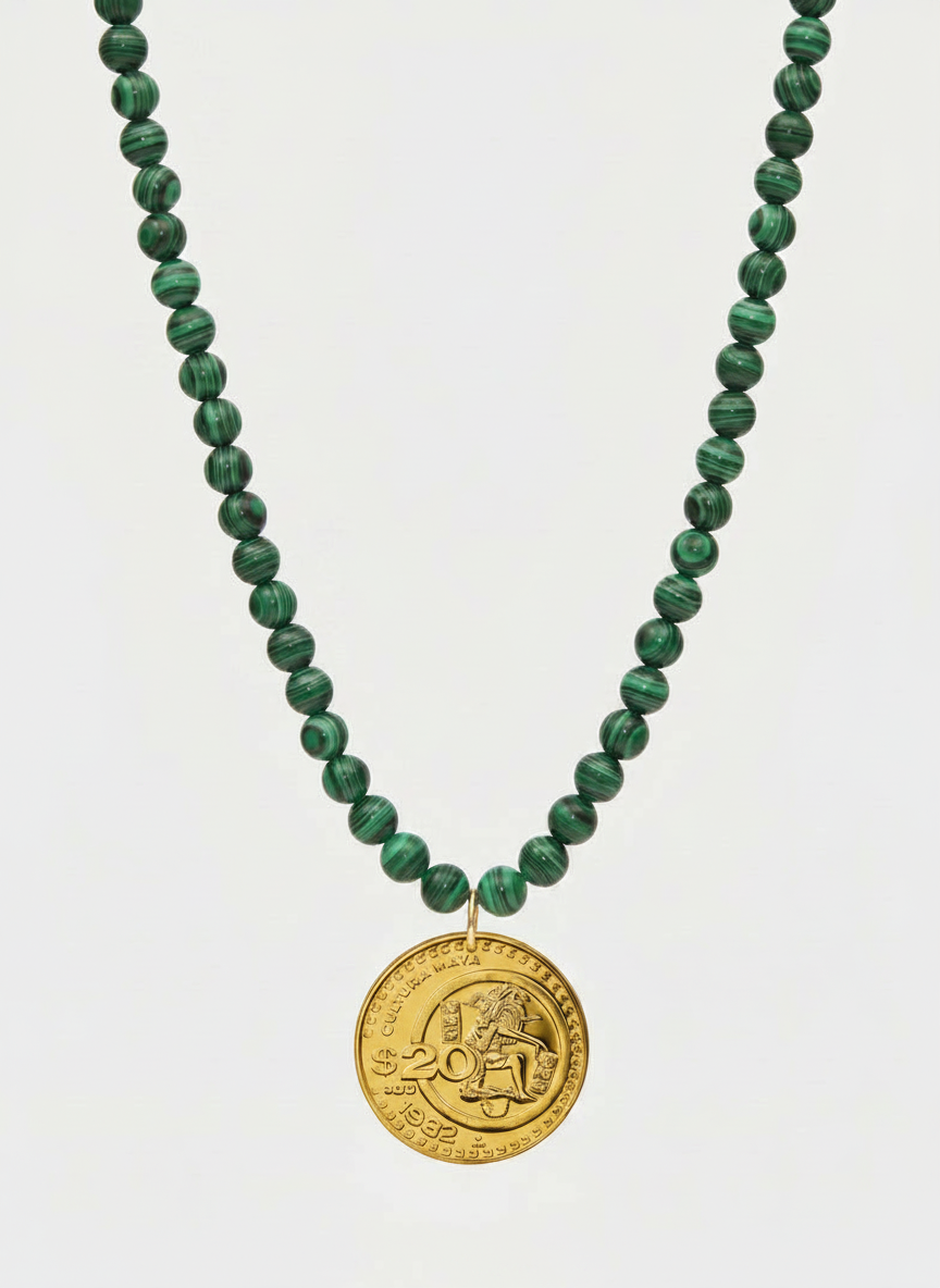 Collar anudado con malaquita de 8mm y moneda vintage en baño de oro de 22kt Memorias