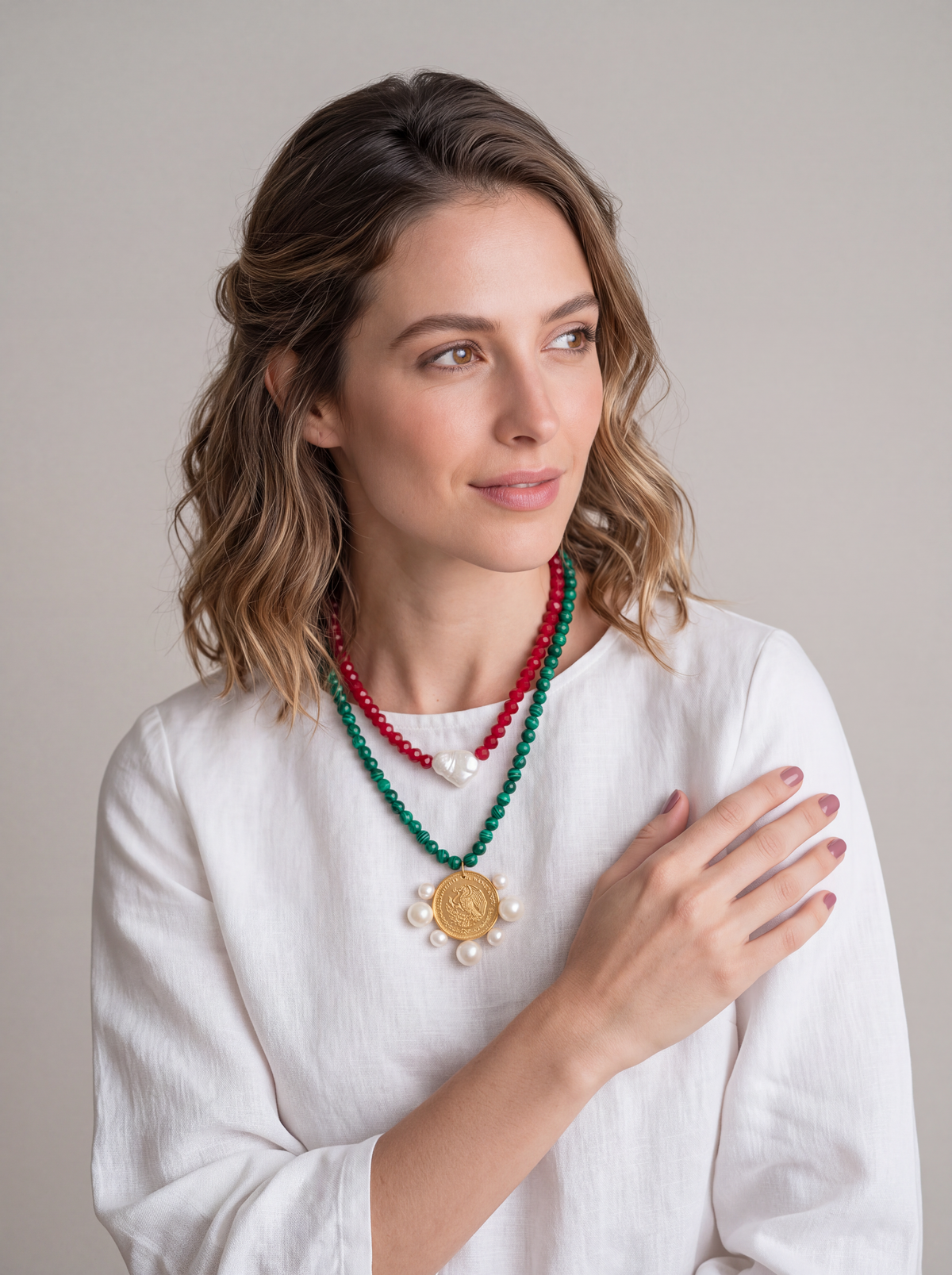 Collar de Malaquita Verde y Cristal Austriaco Rojo con Moneda Vintage y Perlas Mabe en Baño de Oro de 22kt