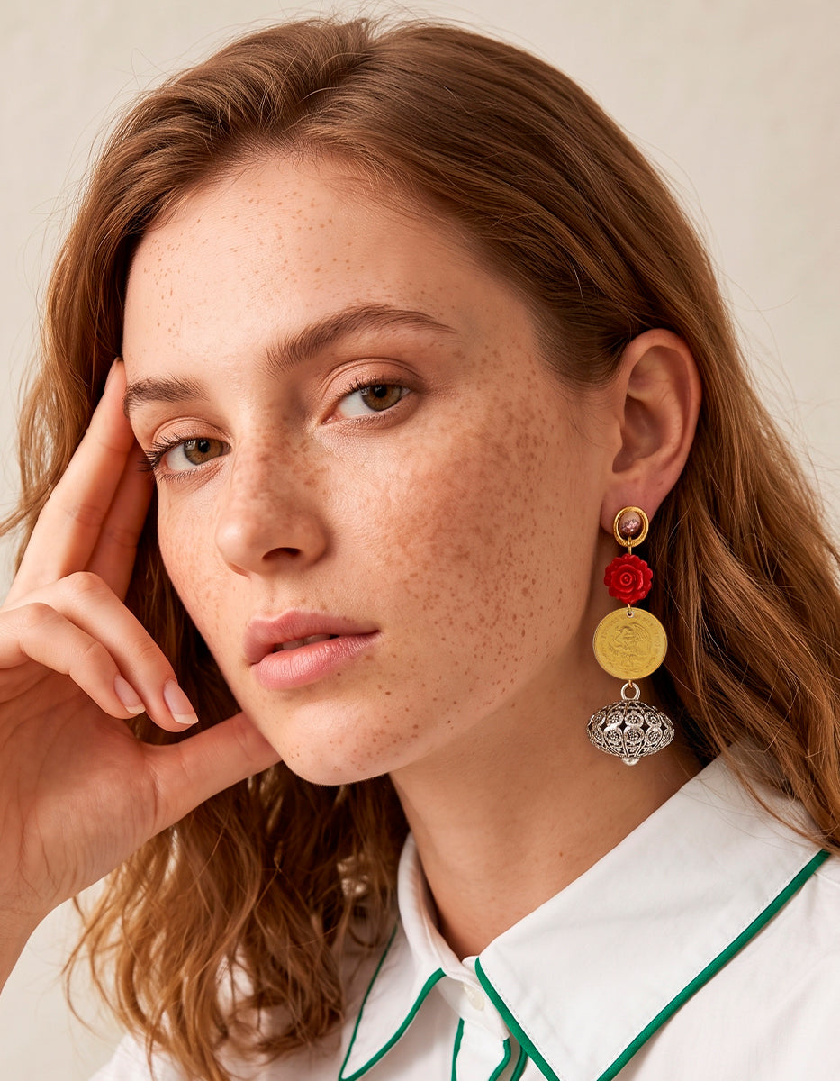 Aretes con Flor de Baquelita, Moneda Vintage y Dije Filigranado Pavonado en Baño de Oro de 22kt y Baño Platino