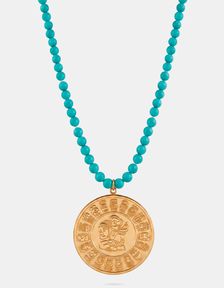 Collar de cuentas turquesa con medalla de bronce en baño de oro 22k con motivo maya