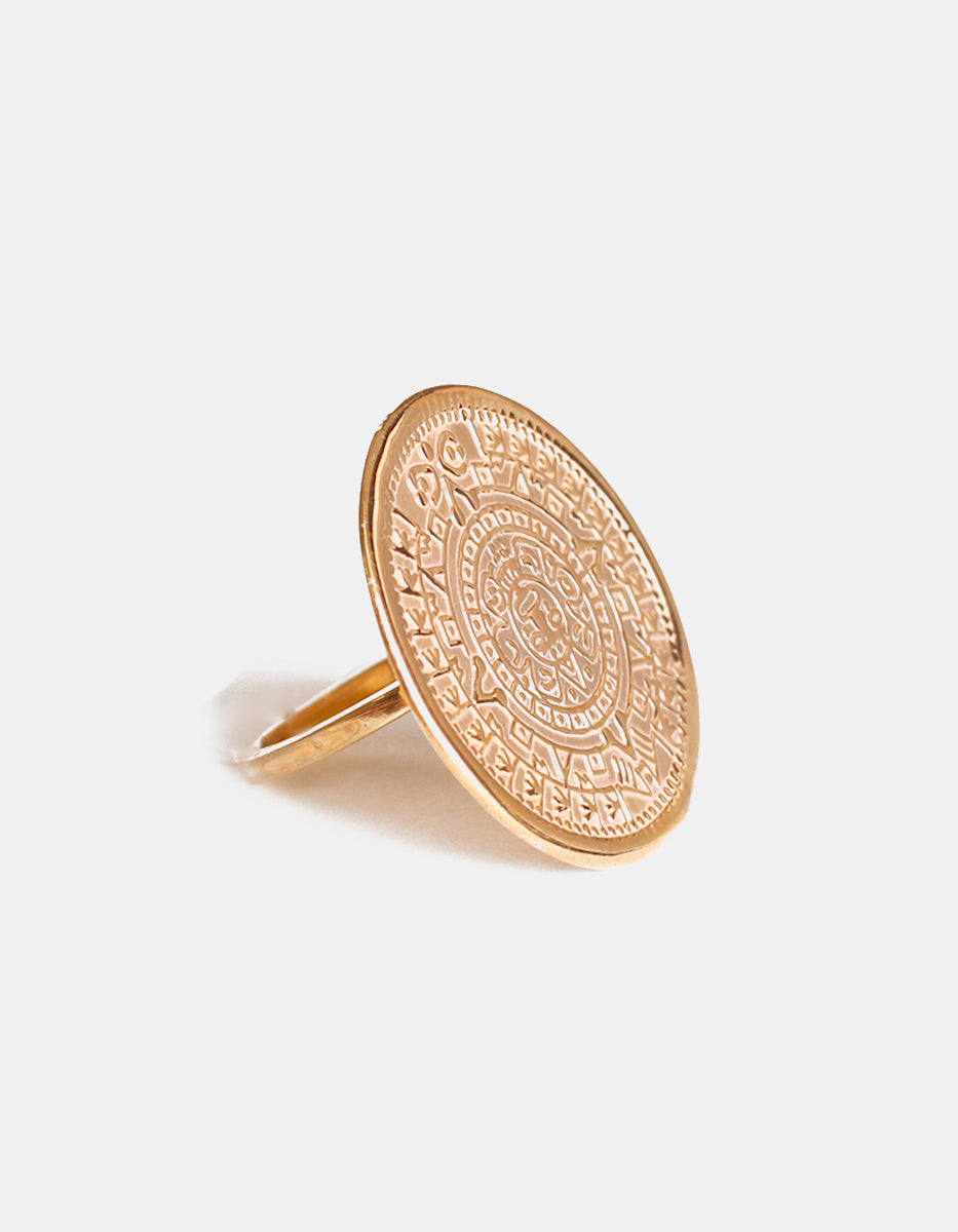 Anillo ajustable de bronce con baño de oro 22k y dije con grabado azteca
