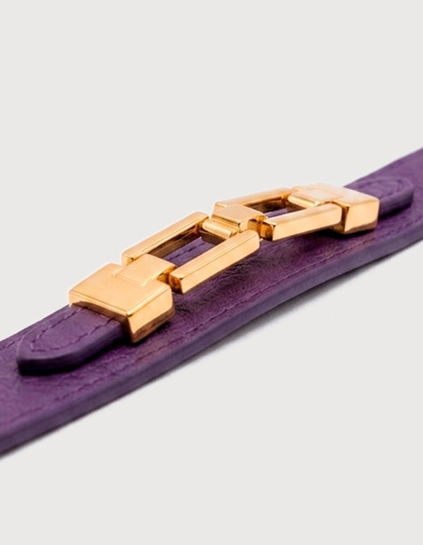 Pulsera de cuero púrpura con detalles en baño de oro