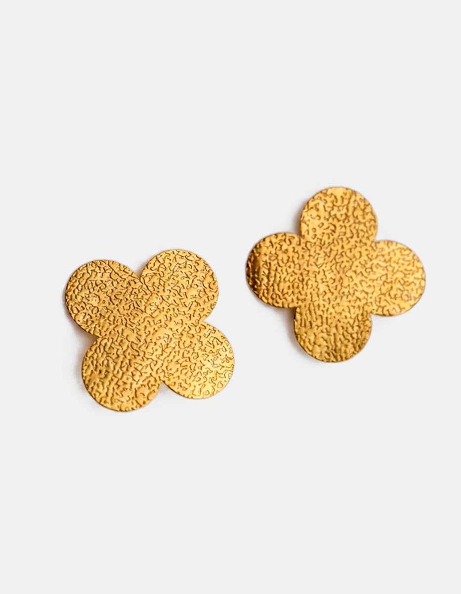 Aretes de gold-filled martelinados con 4 pétalos Golden Chic