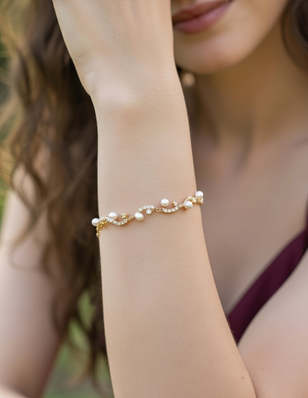 Pulsera Ajustable Entrelazada en Plata .925 con Baño de Oro 22 kt, Topacios Blancos y Perla Mabe Mini Festive Style