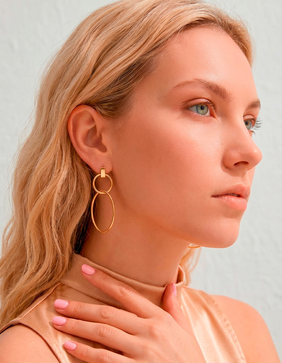 Aretes de bronce con baño de oro 22 kt de aros concéntricos y poste rectangular