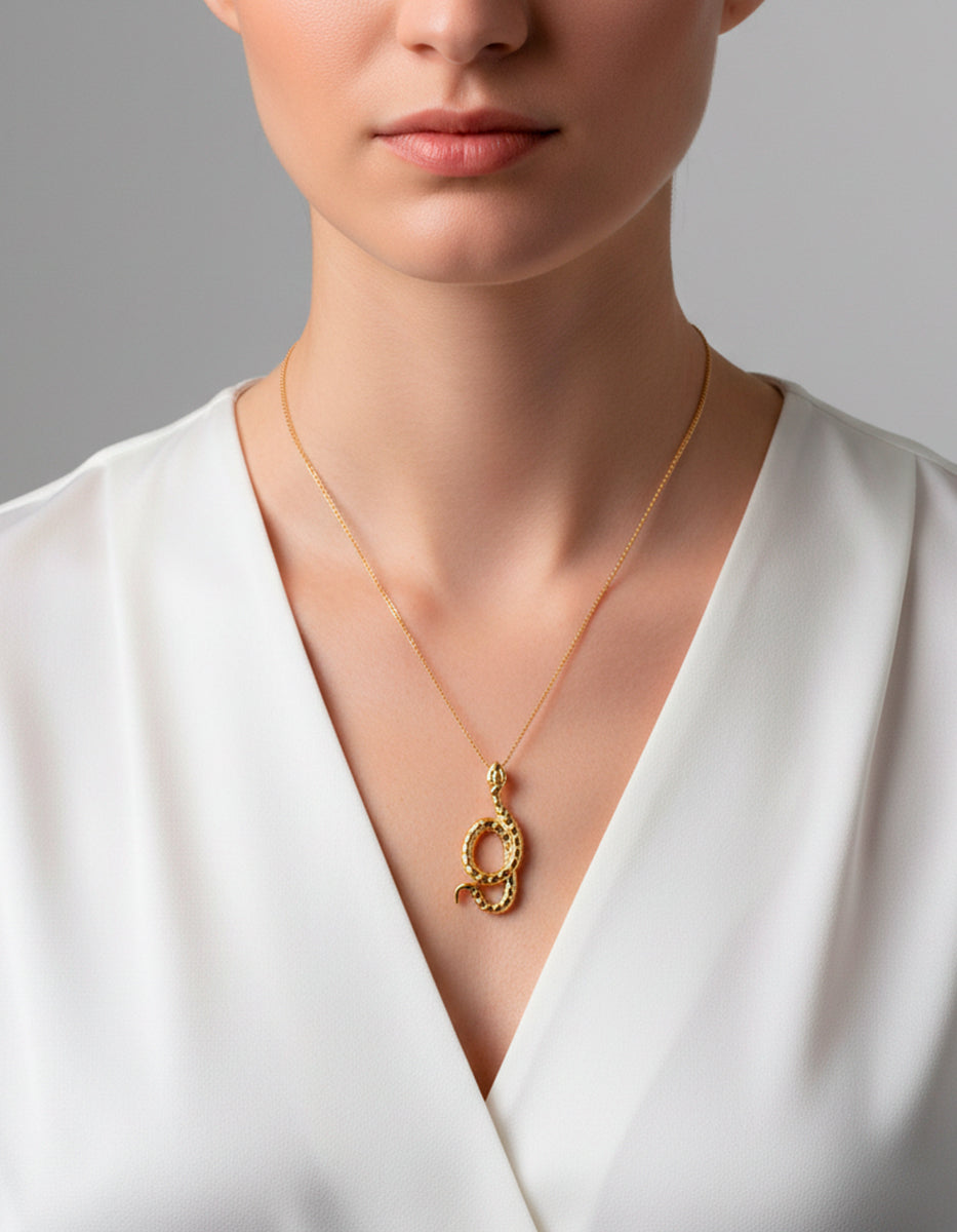 Collar dije en forma de serpiente martelinada Poison