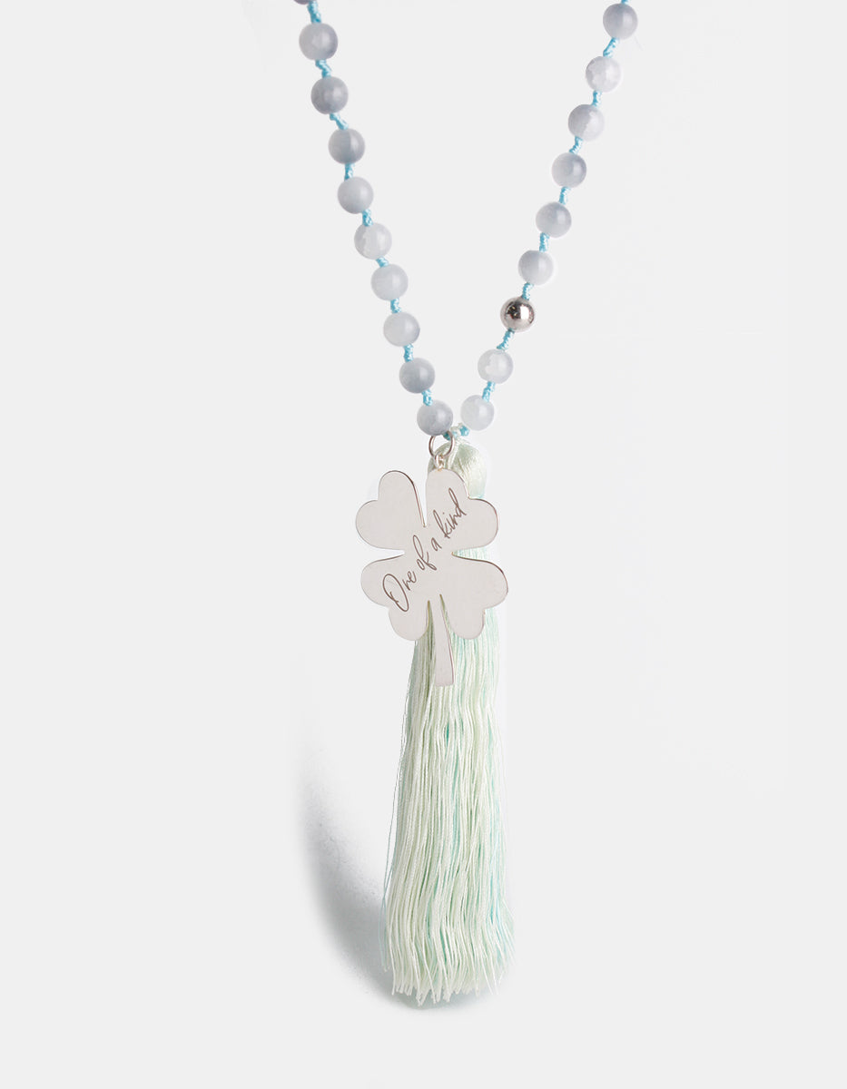 Collar de bronce con baño de platino con dije trébol y borla