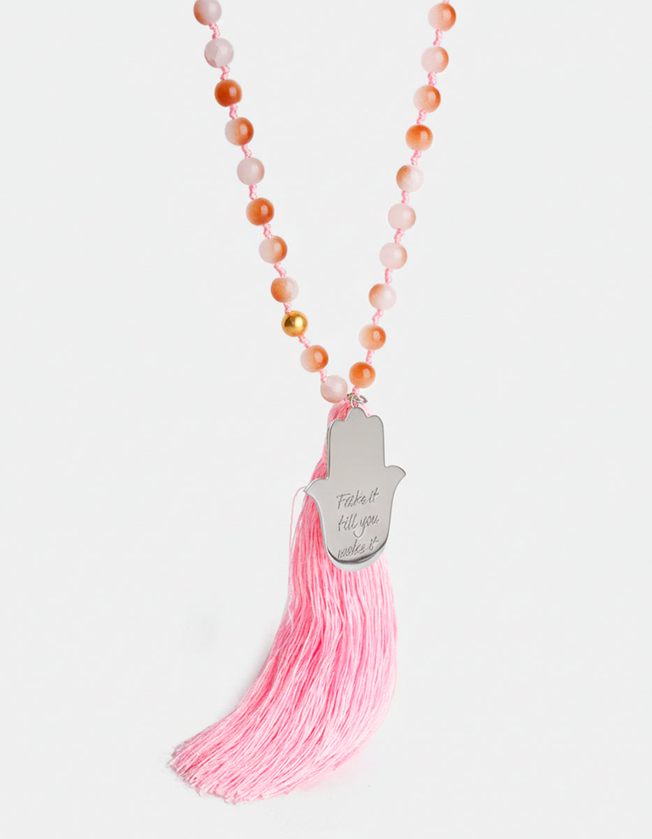 Collar de bronce con baño de platino con pompon y cuentas color rosa