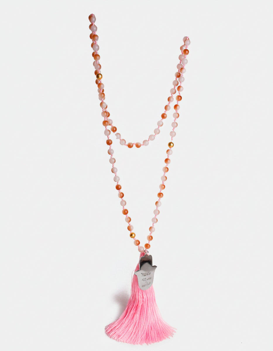 Collar de bronce con baño de platino con pompon y cuentas color rosa