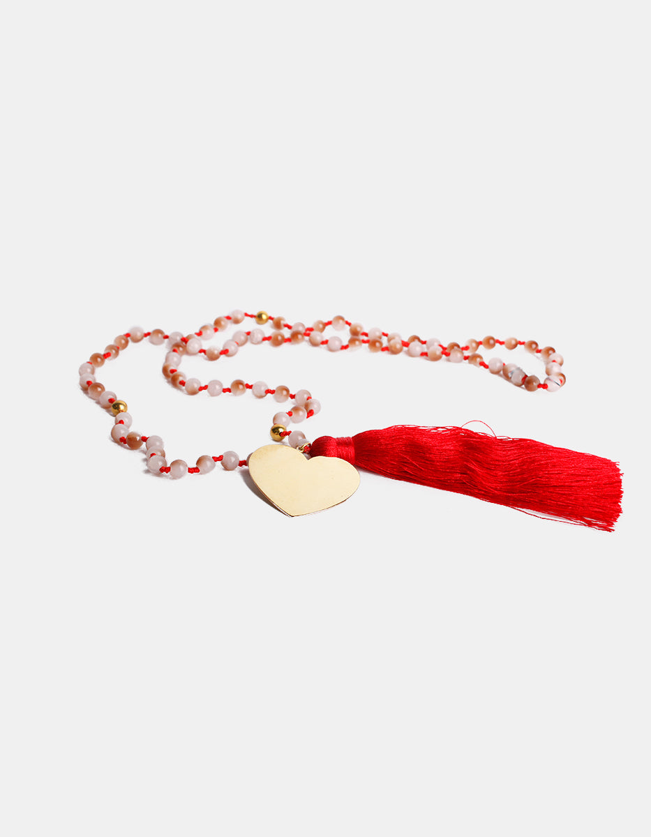 Collar de bronce con baño de platino con cuentas y pompon color rojo