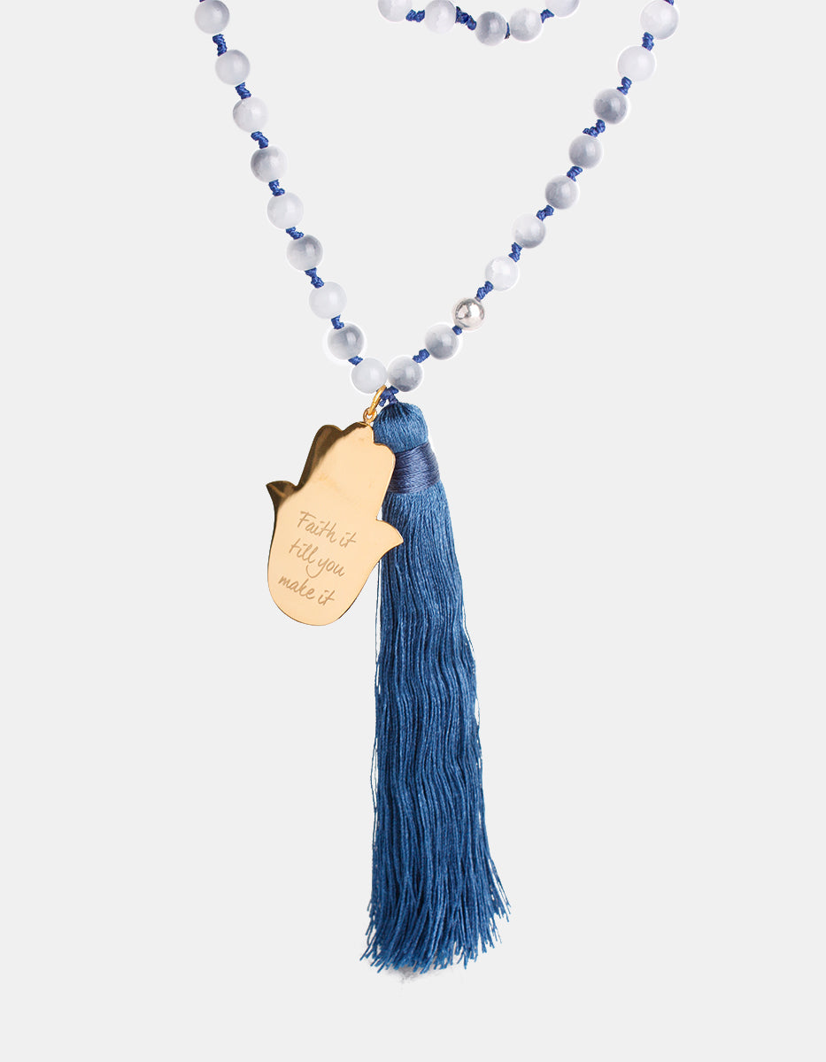 Collar de bronce con baño de platino con cuentas y pompon color azul