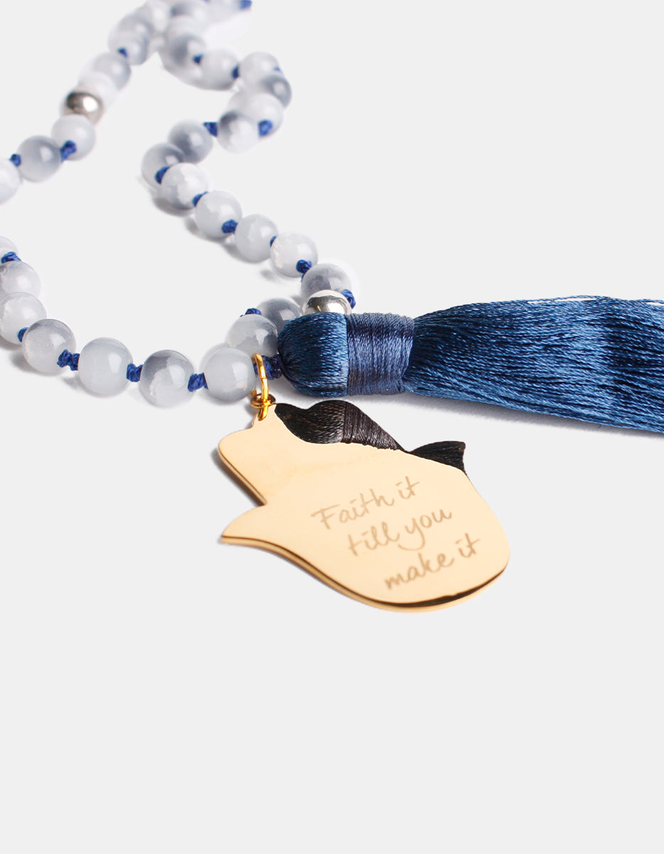 Collar de bronce con baño de platino con cuentas y pompon color azul