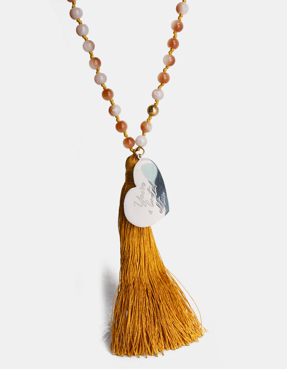 Collar de bronce con baño de platino con cuentas y pompon color durazno