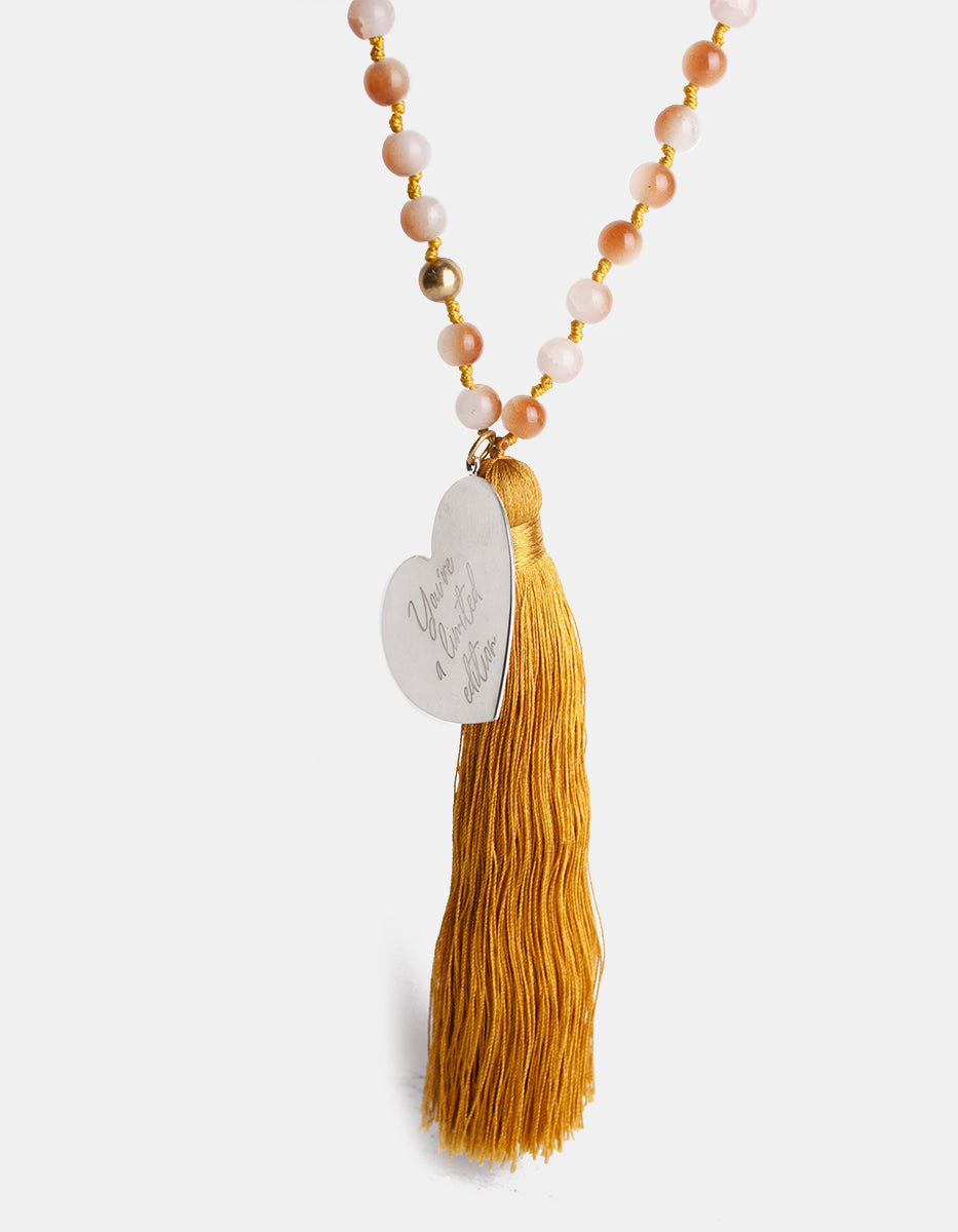 Collar de bronce con baño de platino con cuentas y pompon color durazno
