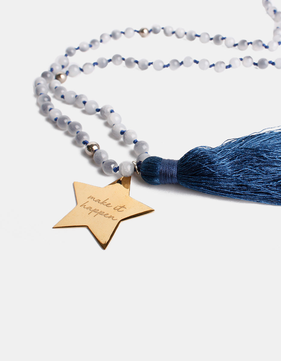 Collar de cuentas azul con dije estrella en bronce baño oro 22k y pompon