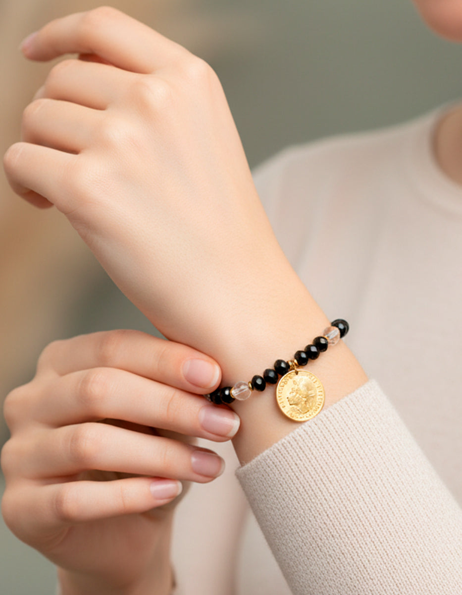 Pulsera de bronce en baño de oro 22 kt con cristales y dije de moneda