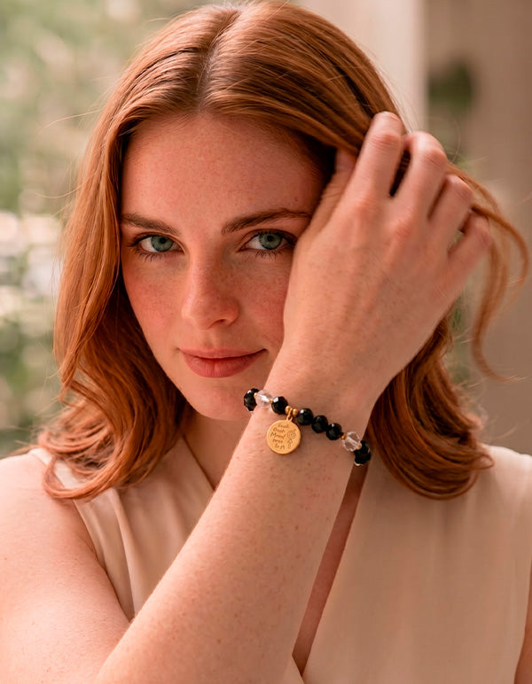 Pulsera de cristal austriaco con dije “Mamá” en bronce con baño de oro 22k