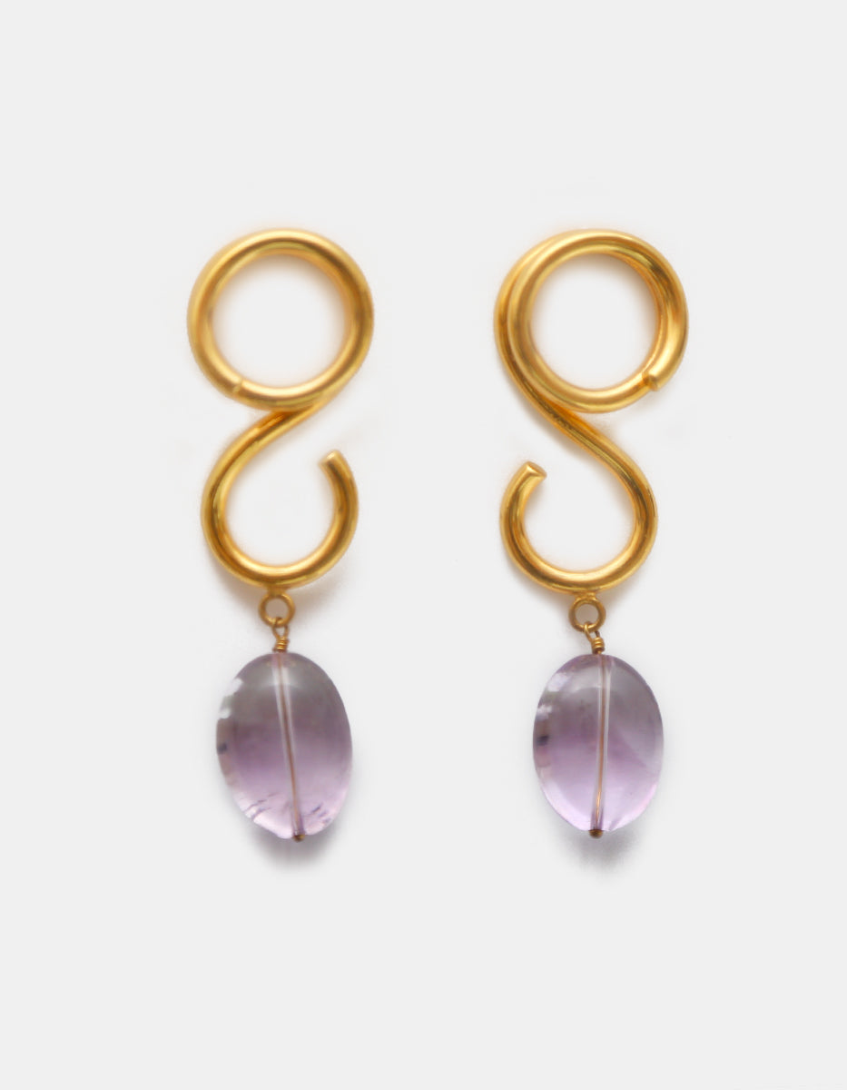 Aretes de bronce en baño de oro 22 kt con infinito estilizado y amatista oval