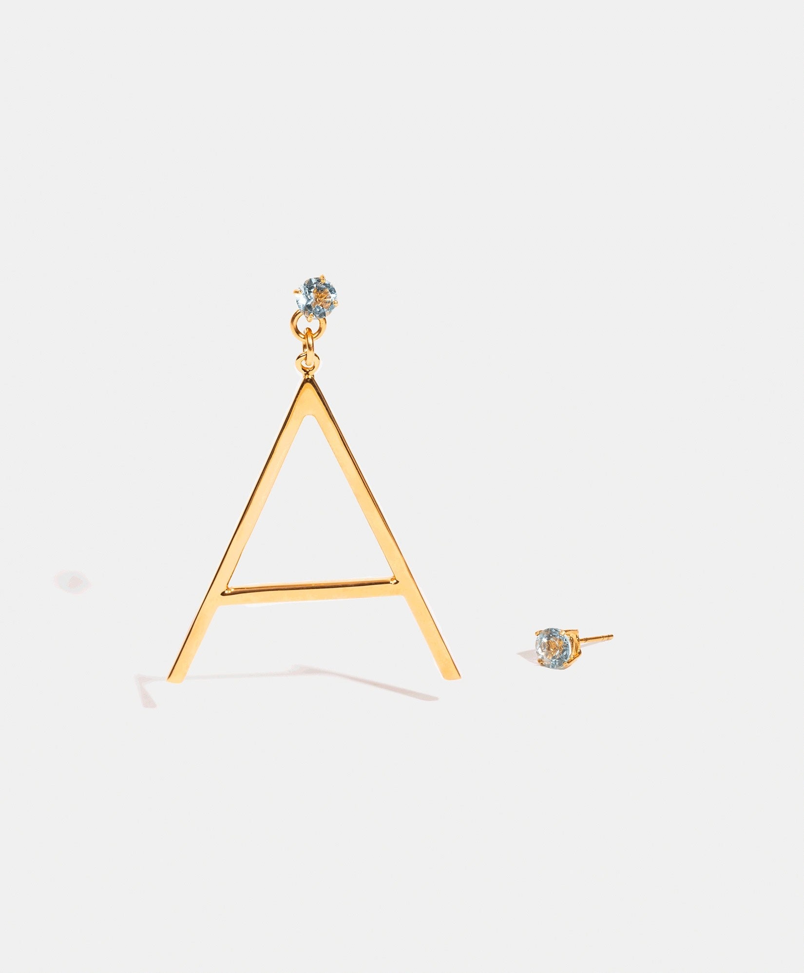 Aretes asimétricos con inicial A Lady