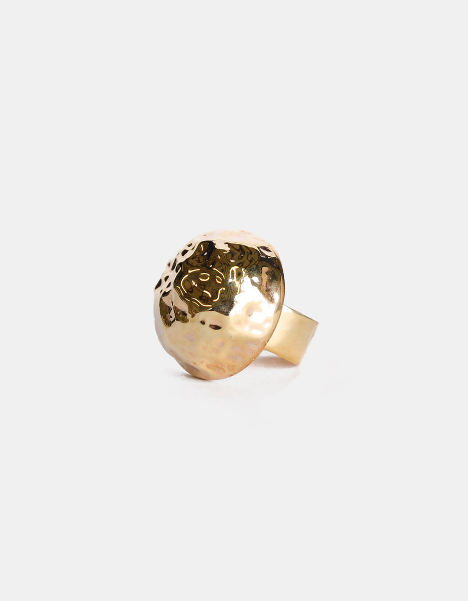 Anillo bronce baño oro 22 kt martillado grande Reflections