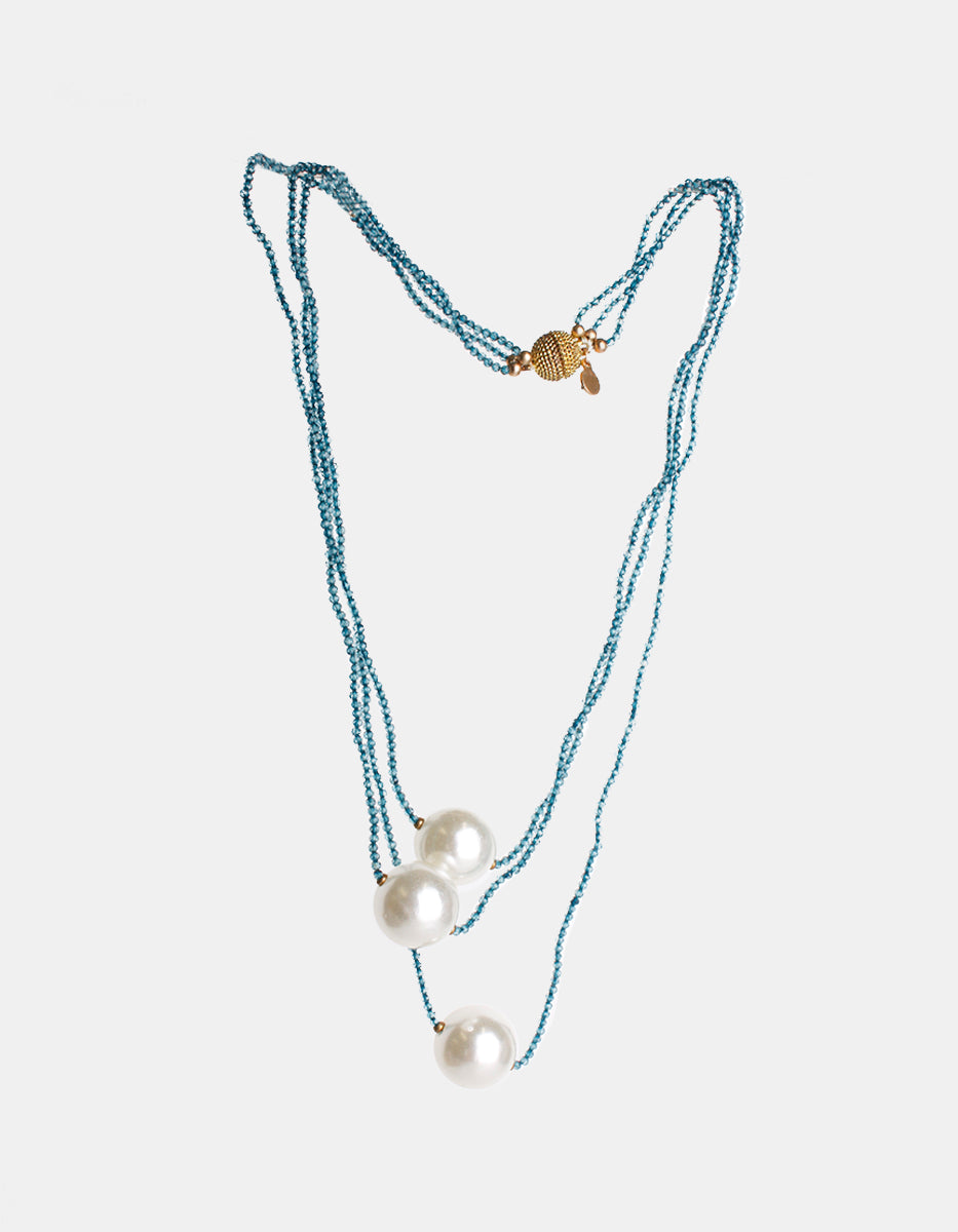 Collar multihilos de bronce en baño de oro 22 kt con espinolita azul y tres perlas grandes