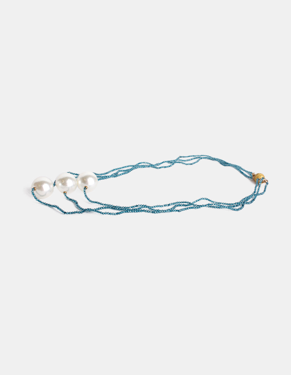Collar multihilos de bronce en baño de oro 22 kt con espinolita azul y tres perlas grandes