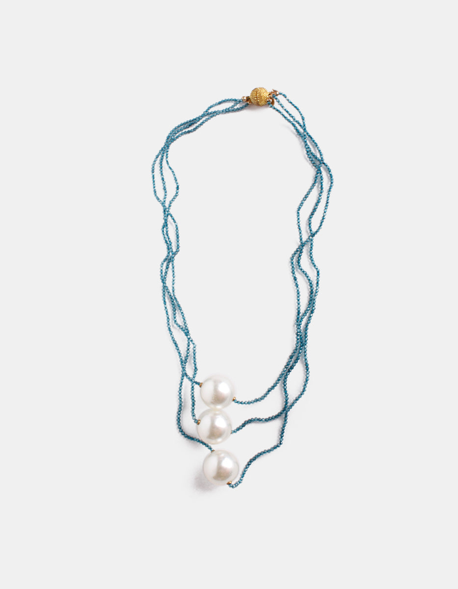 Collar multihilos de bronce en baño de oro 22 kt con espinolita azul y tres perlas grandes