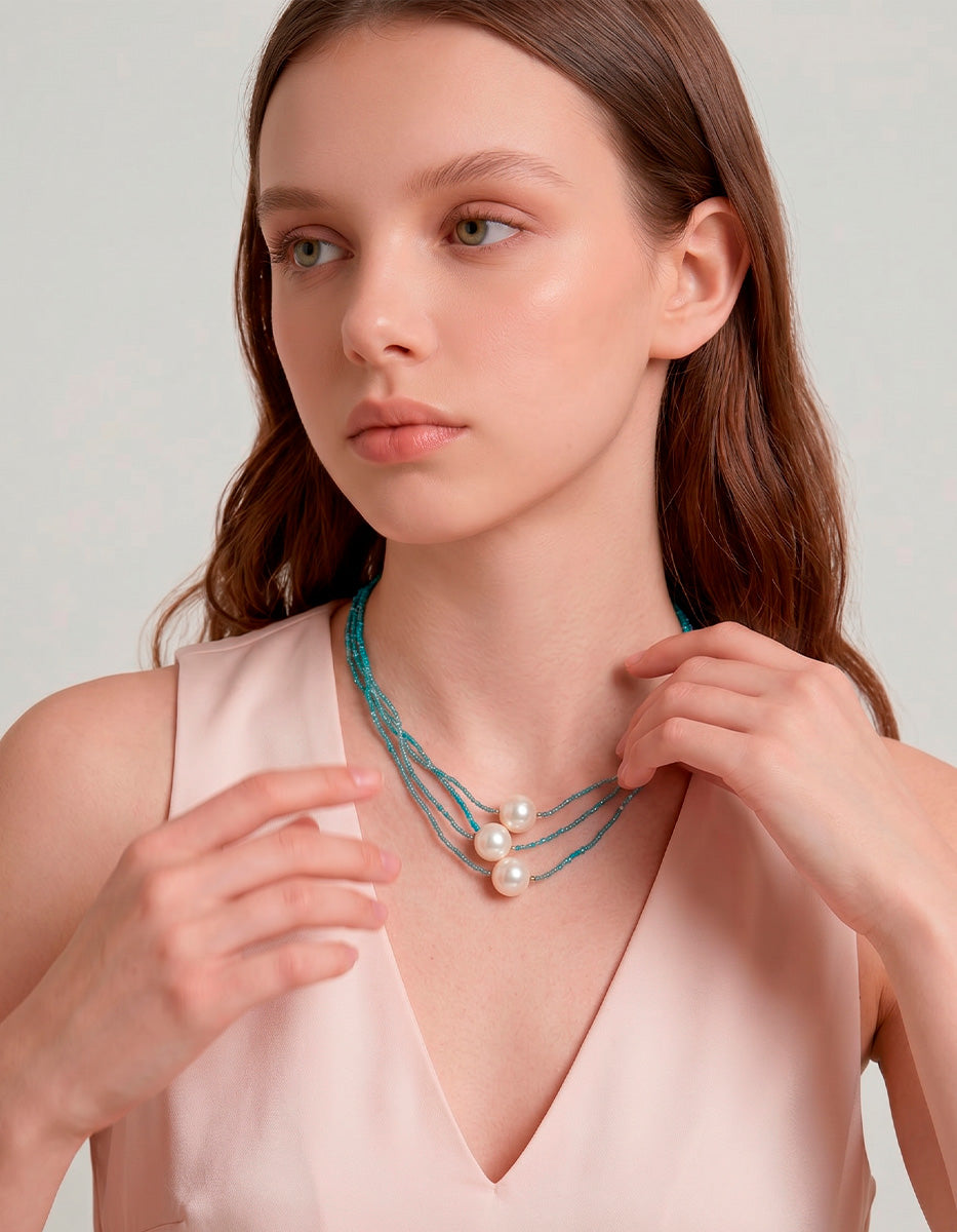 Collar multihilos de bronce en baño de oro 22 kt con espinolita azul y tres perlas grandes