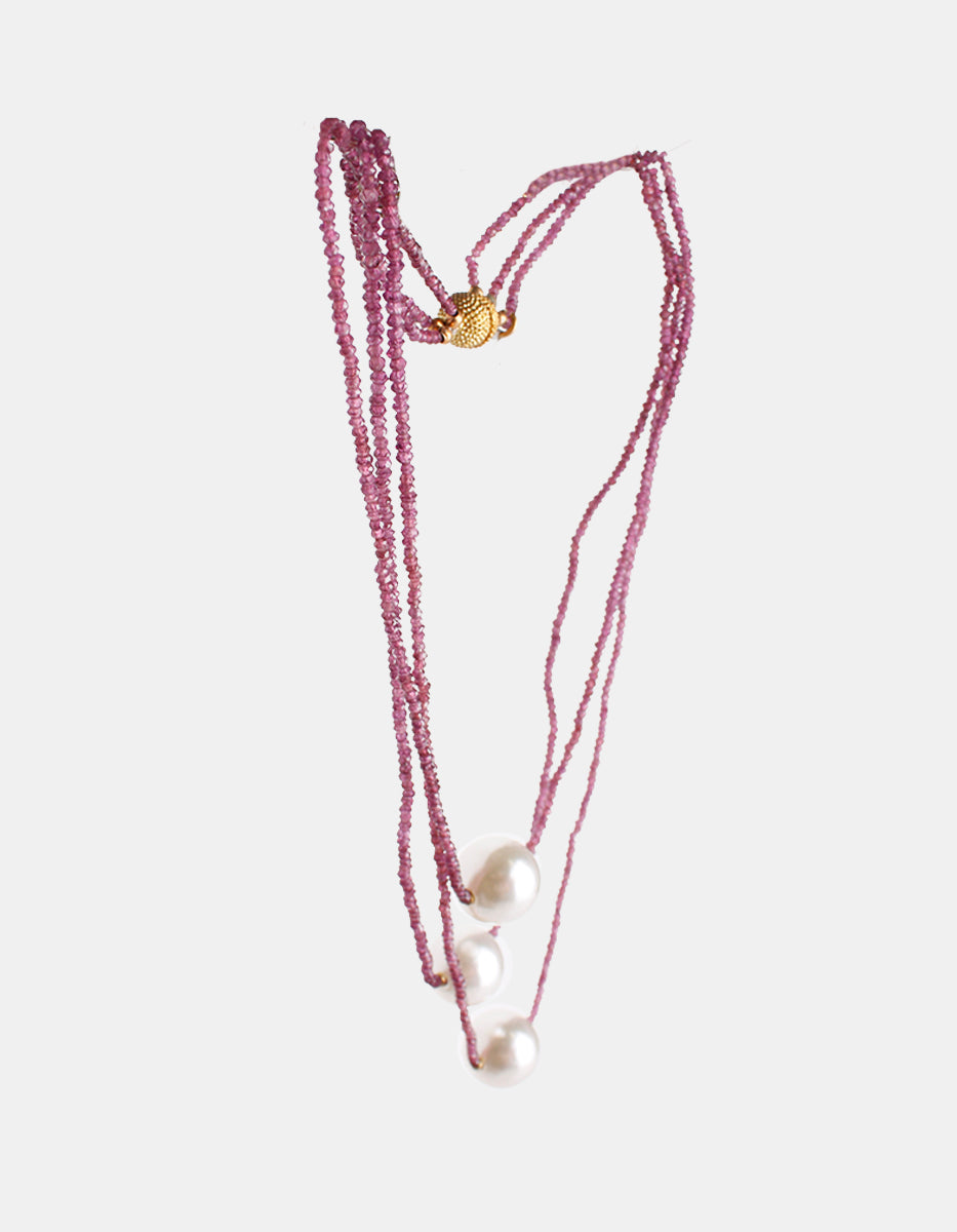 Collar multihilos de bronce en baño de oro 22 kt con espinolita rosa y tres perlas grandes