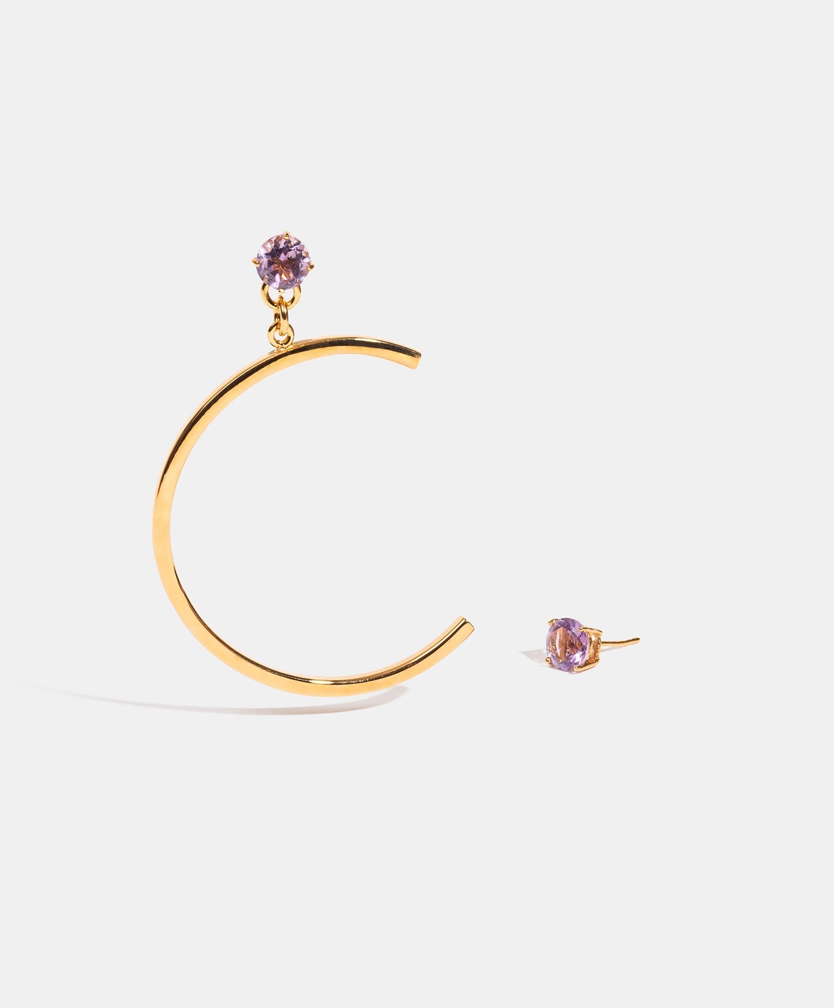 Aretes asimétricos con inicial C Lady