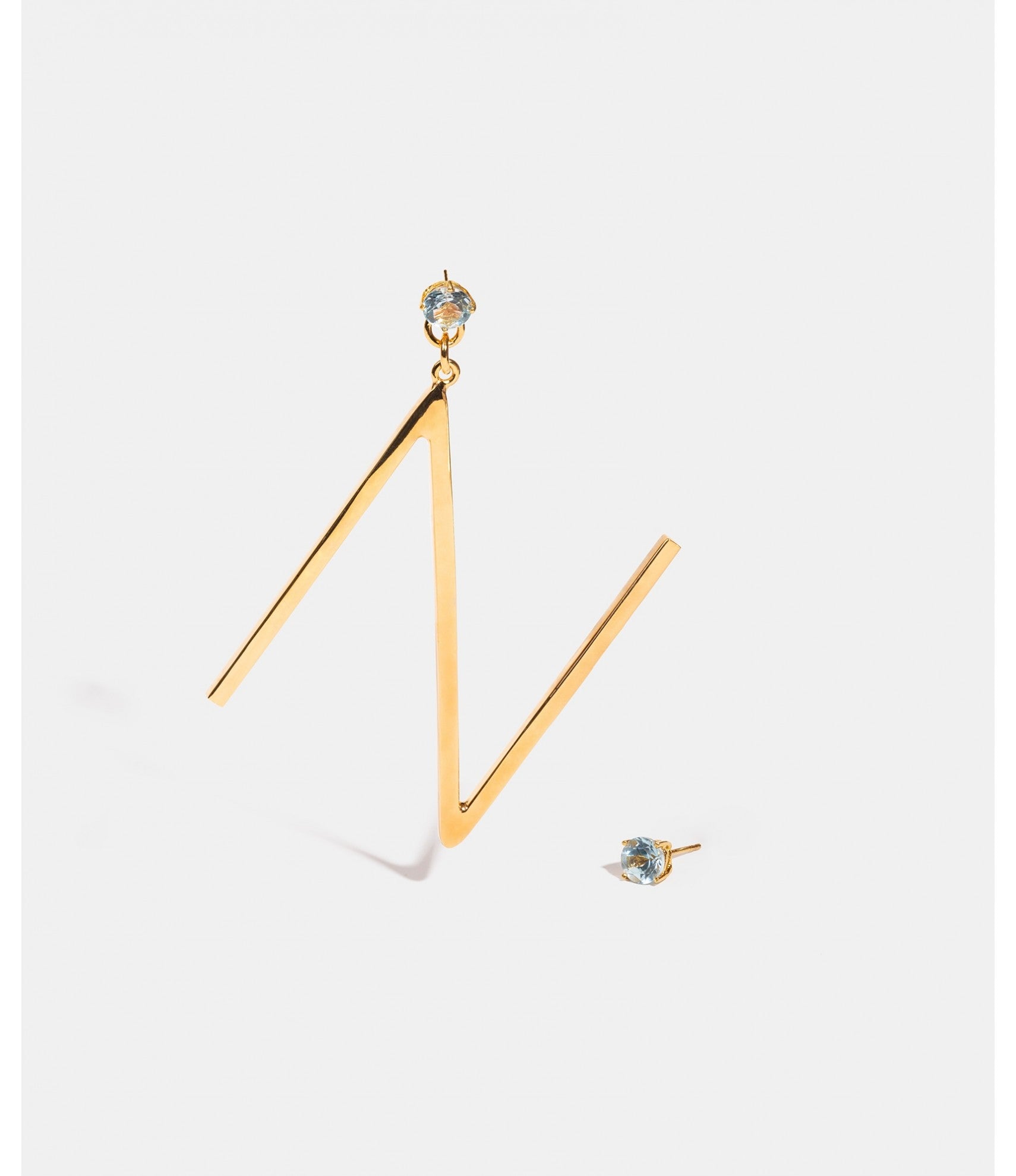 Aretes asimétricos con inicial N Lady