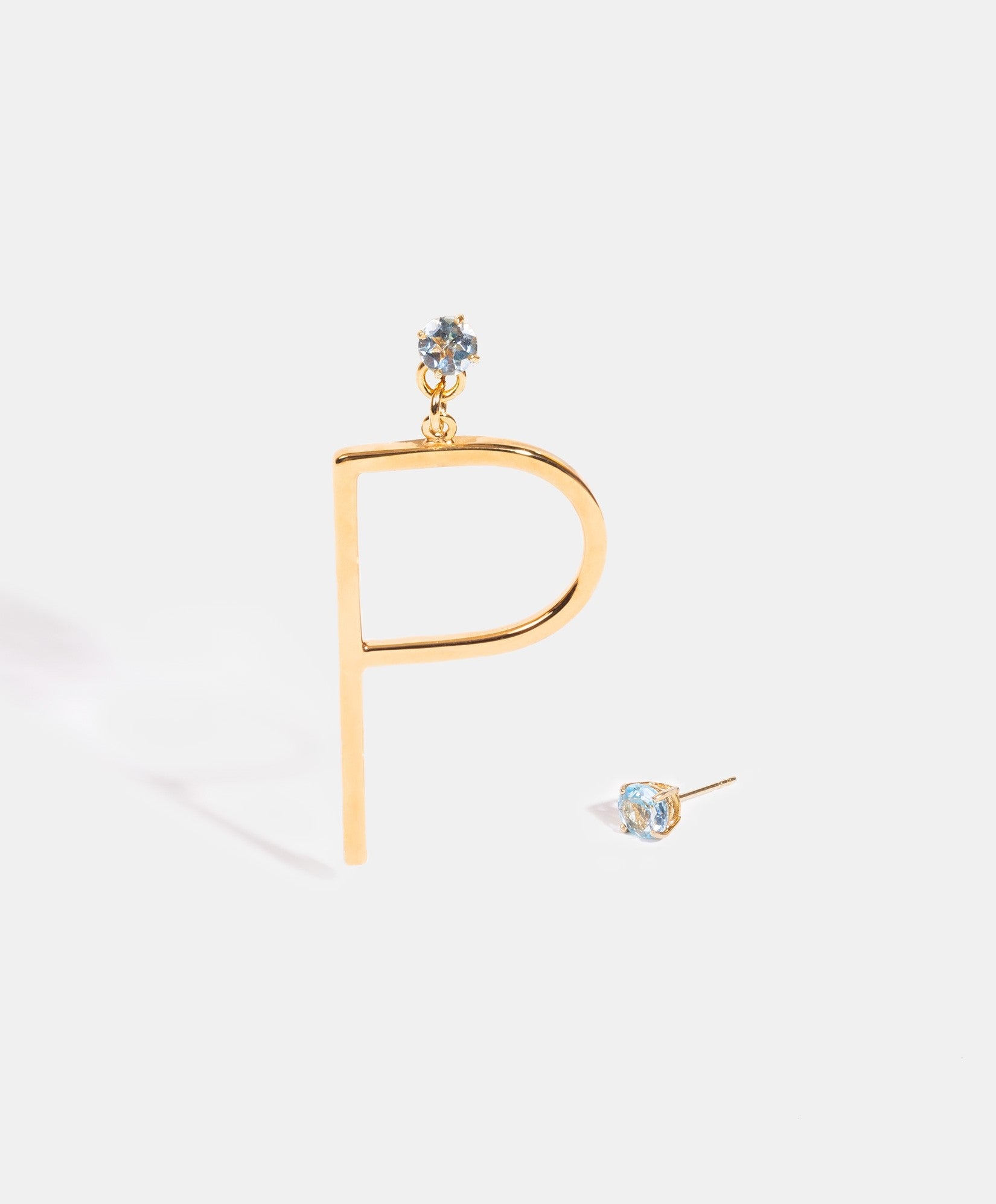 Aretes asimétricos con inicial P Lady