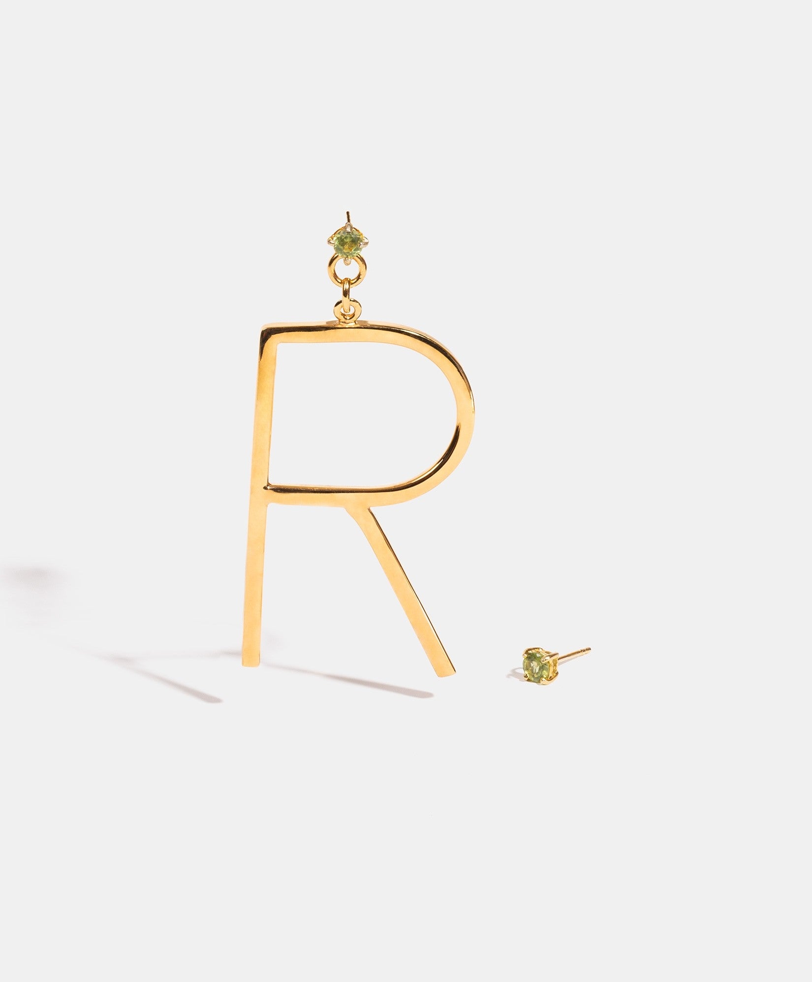 Aretes asimétricos con inicial R Lady